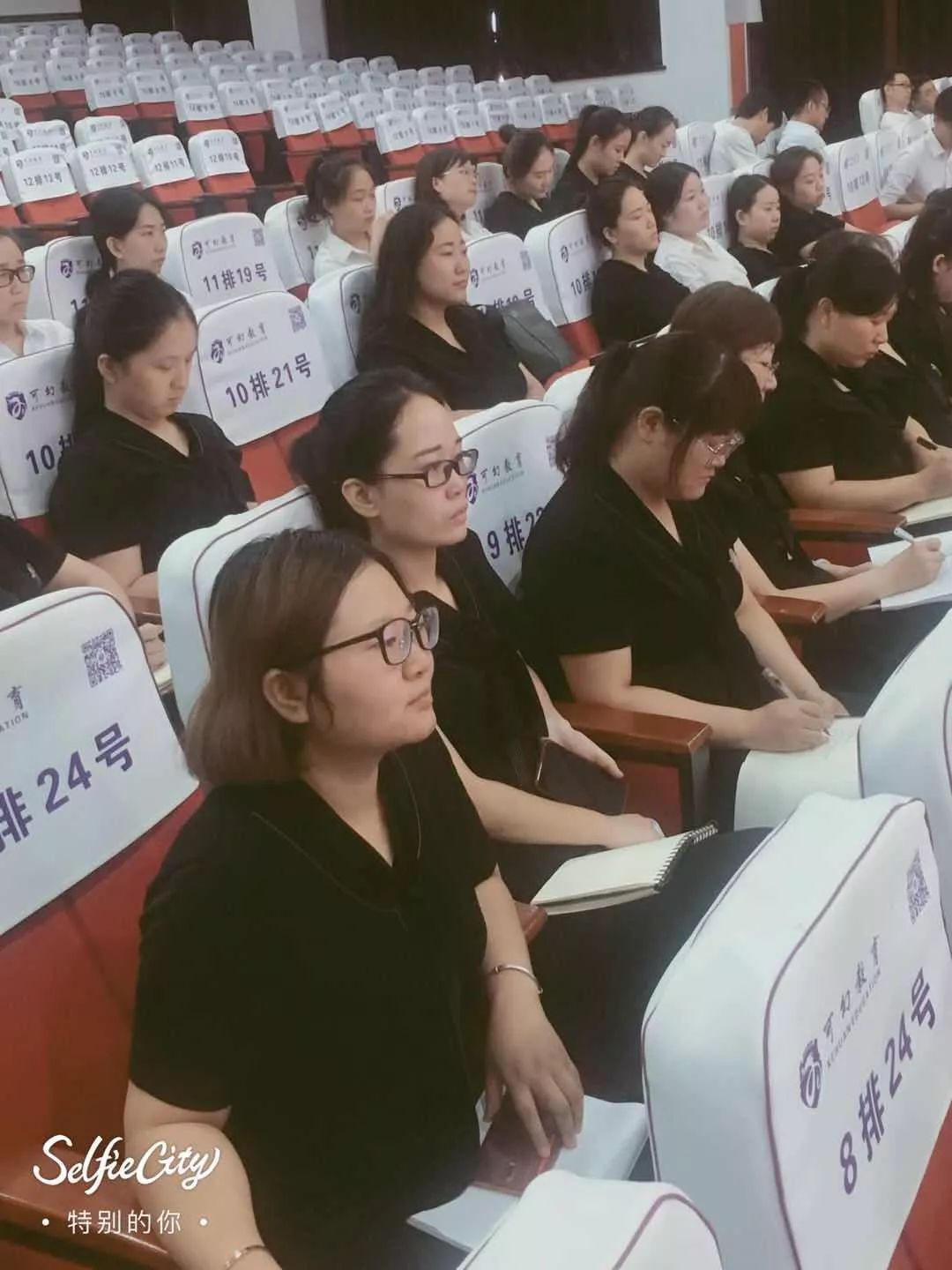 現(xiàn)在進行時態(tài)導入_現(xiàn)在進行時的幽默導入_現(xiàn)在進行時講課怎么引入