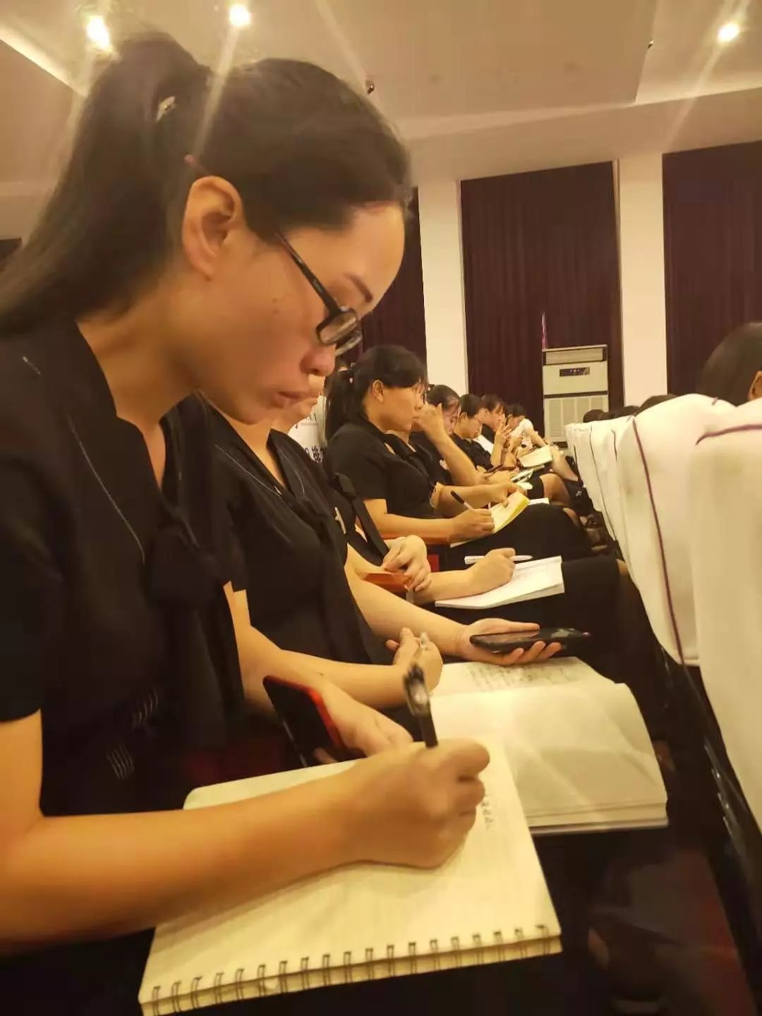 現(xiàn)在進行時的幽默導入_現(xiàn)在進行時講課怎么引入_現(xiàn)在進行時態(tài)導入