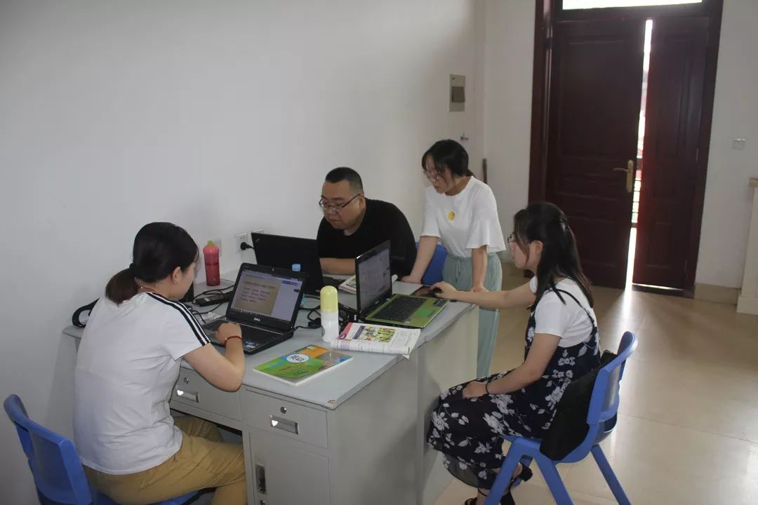 現(xiàn)在進行時講課怎么引入_現(xiàn)在進行時態(tài)導入_現(xiàn)在進行時的幽默導入