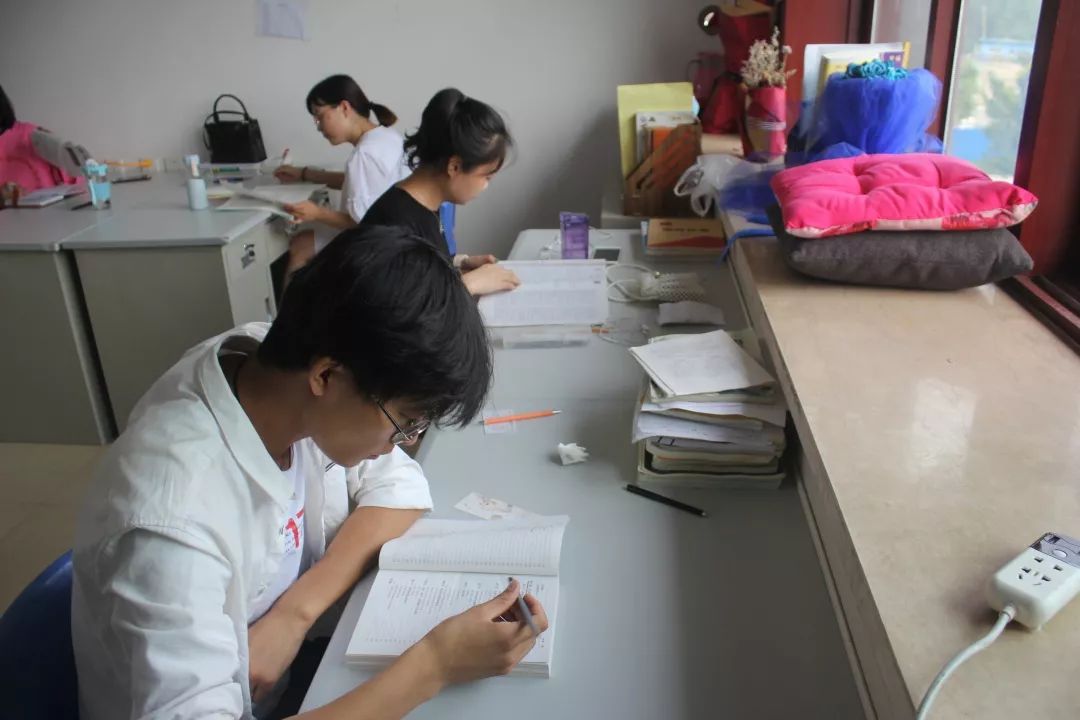 現(xiàn)在進行時講課怎么引入_現(xiàn)在進行時態(tài)導入_現(xiàn)在進行時的幽默導入