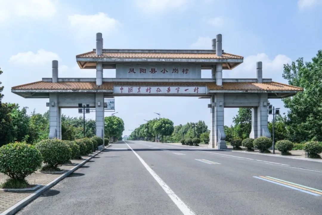 服務機器人長什么樣_性服務機器人圖片_機器人圖片服務員